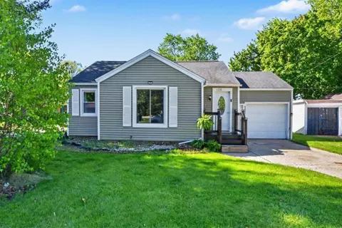1336 Beechwood St NE, Grand Rapids, MI 49505
