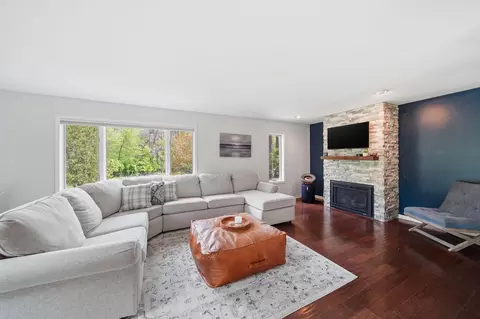 Living - 1819 Wedgefield, Jackson, MI 49201 photo 2 of 4