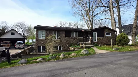 4091 Causeway Dr NE, Lowell, MI 49331