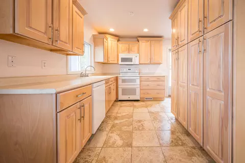 Kitchen - 4625 Lake Resort, Gladwin, MI 48624 photo 1 of 2