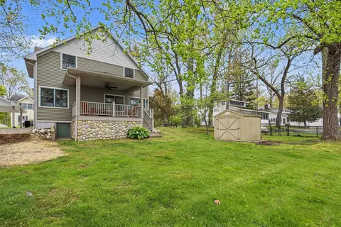 49476 Fairbanks Ave, Paw Paw, MI 49079