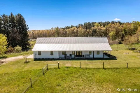 11117 W Snows Lake Rd, Greenville, MI 48838