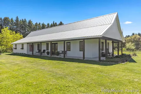 11117 W Snows Lake Rd, Greenville, MI 48838