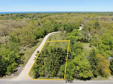 12 Meadowood Ln, Lakeside, MI 49116