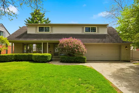 653 Perrien Pl, Grosse Pointe Woods, MI 48236