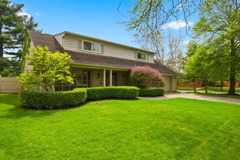 653 Perrien Pl, Grosse Pointe Woods, MI 48236