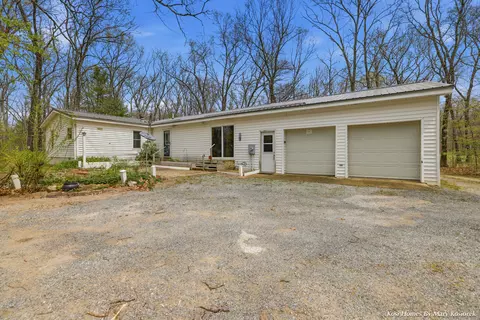 2437 E 100th St, Grant, MI 49327