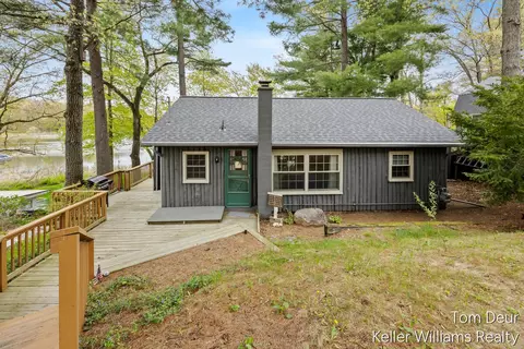 8175 S Island View Dr, Newaygo, MI 49337