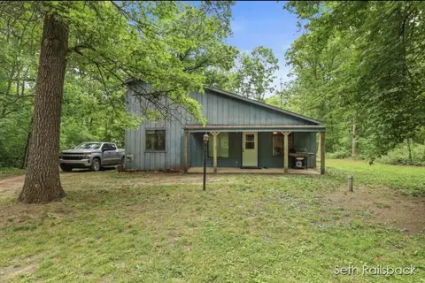 8744 Mackinaw Trail Dr, Howard City, MI 49329