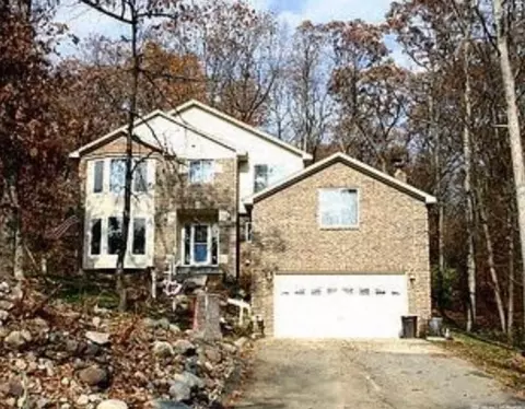 3560 Dorothy Ln, Waterford, MI 48329