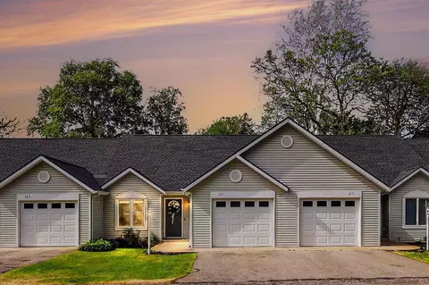 321 Nestlewood Dr, Holland, MI 49424