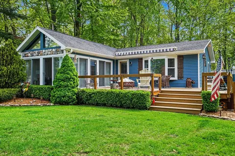 50085 E Lake Shore Dr, Dowagiac, MI 49047