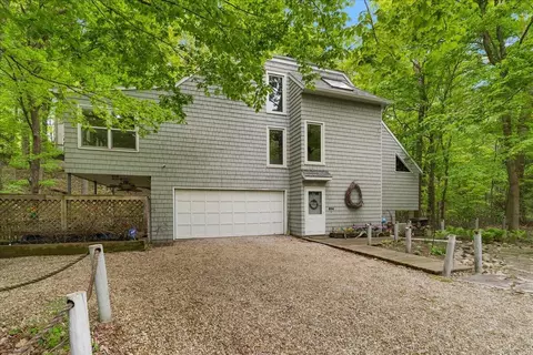 604 Pine Ln, Sawyer, MI 49125