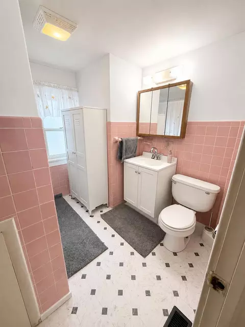 Bath - 508 Orange St, Jackson, MI 49202 photo 1 of 2