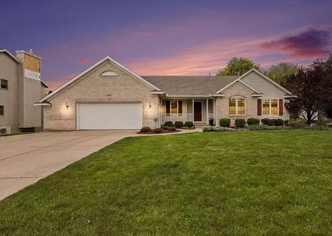 2045 Meadowdale Dr NW, Grand Rapids, MI 49504