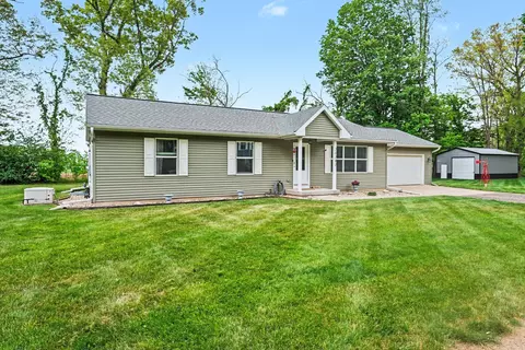 20282 Groveland Ave, Three Rivers, MI 49093