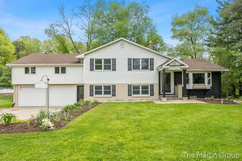 6610 Riga Ave NE, Rockford, MI 49341
