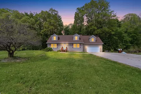 9949 Crofoot Rd, Fowlerville, MI 48836
