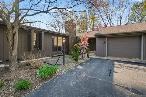 840 Brook Village Ct, Holland, MI 49423