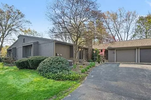 840 Brook Village Ct, Holland, MI 49423