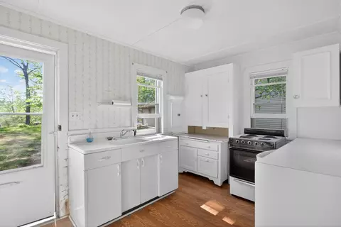 Kitchen - 5036 Schrah Dr, Munith, MI 49259 photo 2 of 4