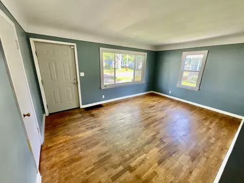 Living - 535 Orange St, Jackson, MI 49202 photo 2 of 3