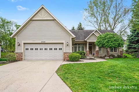 2320 Red Oak Ct NW, Grand Rapids, MI 49504