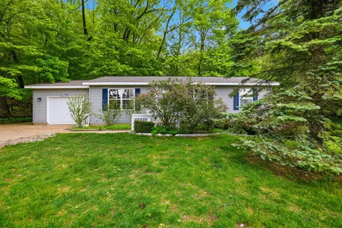 8759 Brower Lake Dr NE, Rockford, MI 49341