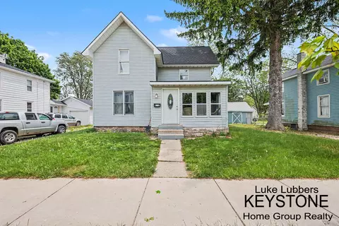 1312 Pearl St, Lake Odessa, MI 48849