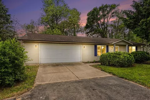828 106th Ave, Plainwell, MI 49080