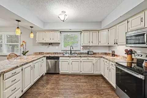 Kitchen - 4774 Benelux Ct, Jackson, MI 49201 photo 2 of 3