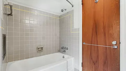 Bath - 2030 Devolson Ave, Ann Arbor, MI 48104 photo 1 of 4