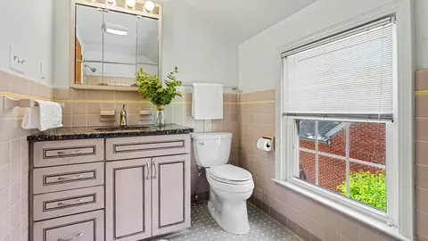 Bath - 2030 Devolson Ave, Ann Arbor, MI 48104 photo 2 of 4