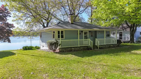 60779 W Oak Dr, Decatur, MI 49045