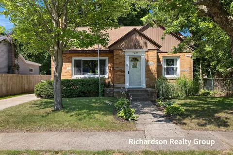 1261 Graf St, Muskegon, MI 49442