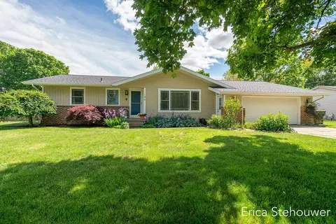 146 Sunnyview Dr SW, Grandville, MI 49418