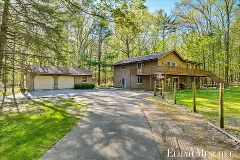1160 Scenic Dr, Muskegon, MI 49445