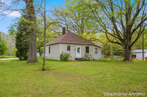 1560 E Mcmillan Rd, Muskegon, MI 49445