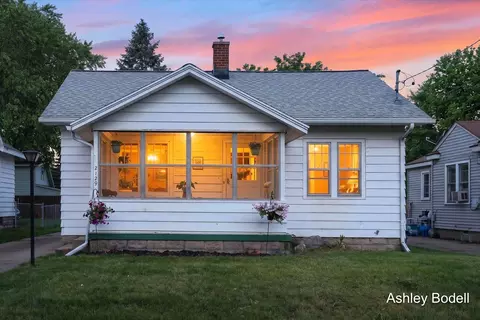 2129 Emerald Ave NE, Grand Rapids, MI 49505