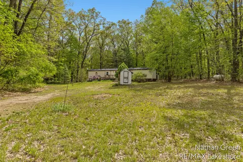 957 Maple St, Pullman, MI 49450 photo 2