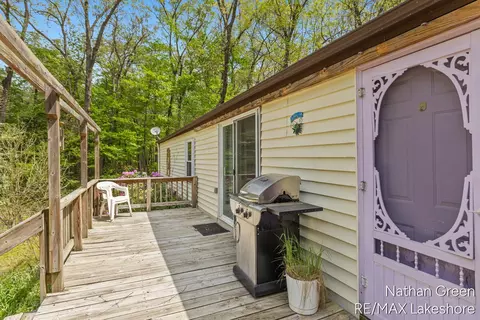 957 Maple St, Pullman, MI 49450 photo 4