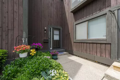 245 Ballantrae Ct, Kalamazoo, MI 49006