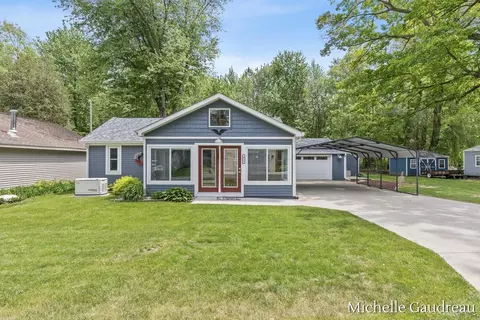 621 Eagle Point Rd, Lake Odessa, MI 48849
