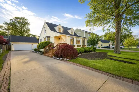 1934 Maddy Ln, Keego Harbor, MI 48320