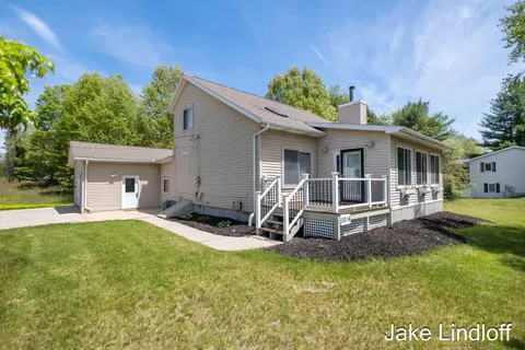 11014 E Royal Rd, Stanwood, MI 49346