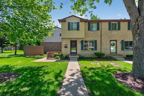 141 Sheffield Dr, Saline, MI 48176