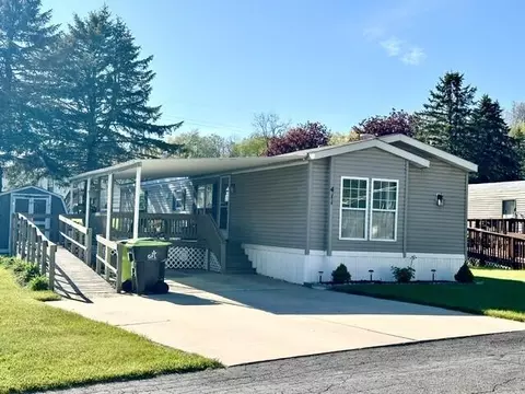 411 Woodview Dr, Greenville, MI 48838