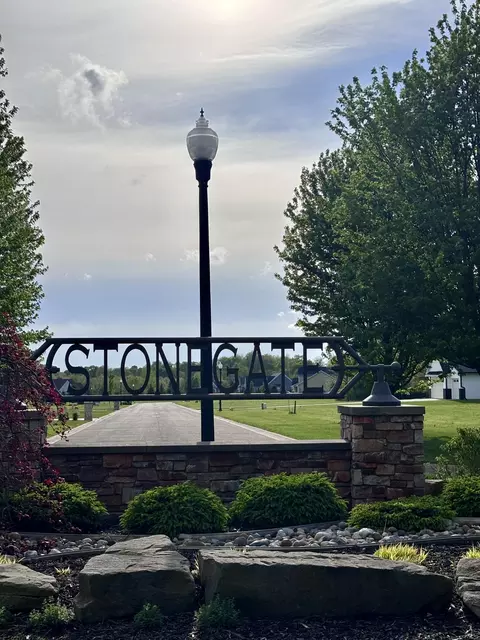 106 Stonegate Dr, Battle Creek, MI 49015