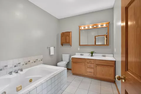 Bath - 7121 Glendale Pl, Jackson, MI 49201 photo 2 of 7