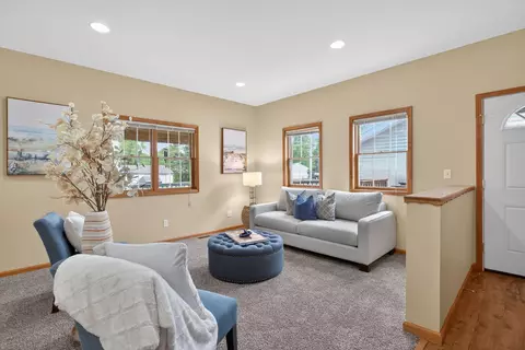 Living - 7121 Glendale Pl, Jackson, MI 49201 photo 1 of 4